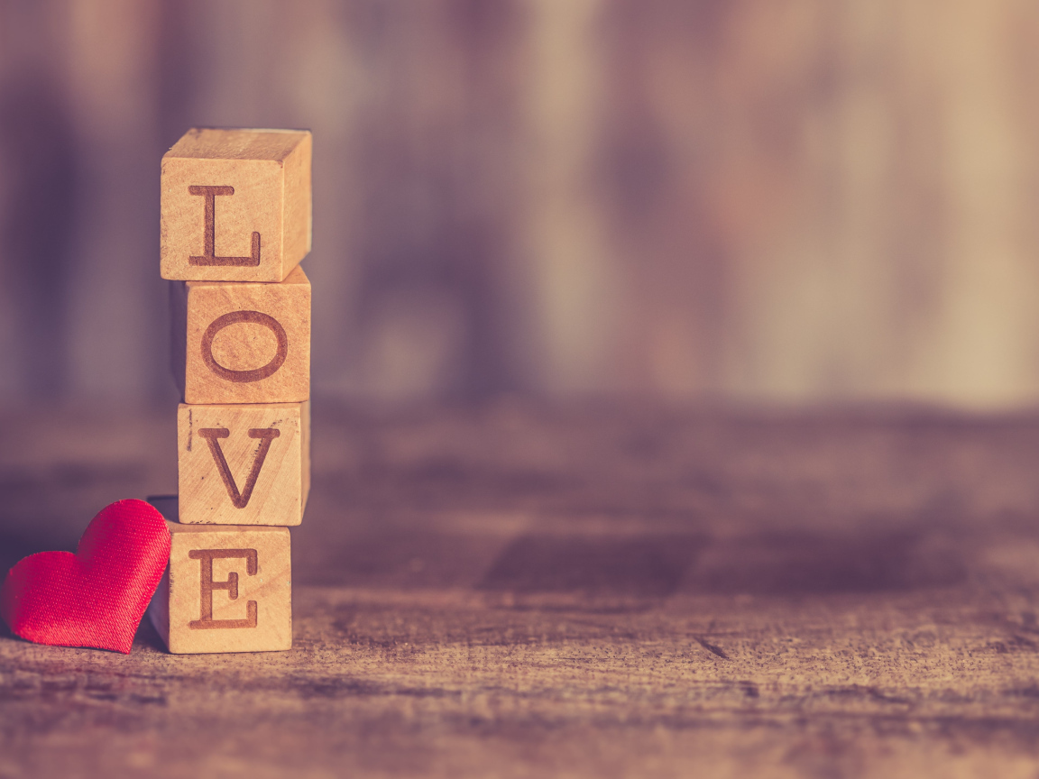 Деревянные кубики с надписью любовь с красным маленьким сердечком