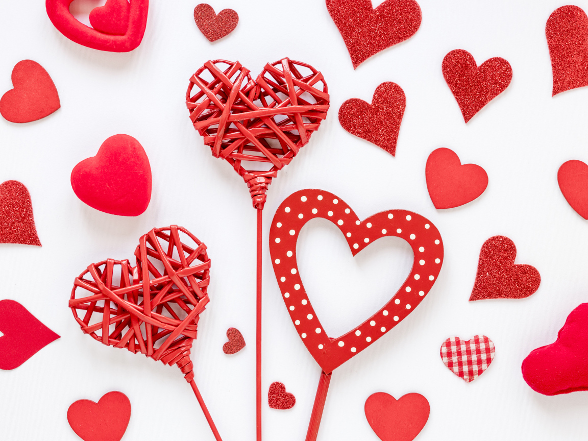Плетеные и бумажные сердечки на белом фоне