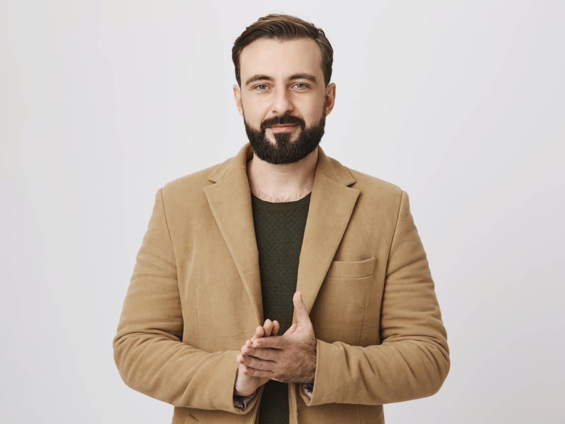 Стильный мужчина в коричневом пиджаке