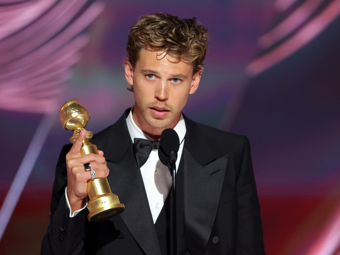 Актер Остин Батлер  с наградой в руке