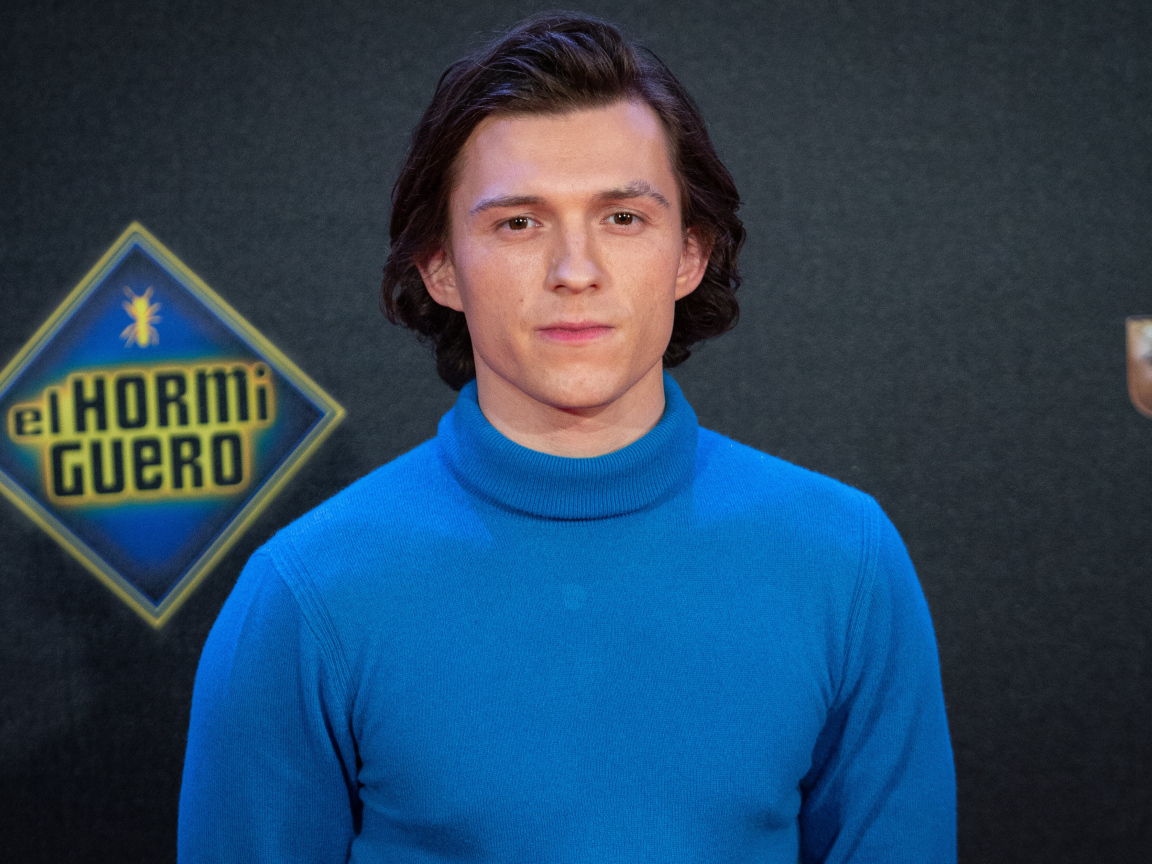 Английский актер Том Холланд в голубом свитере