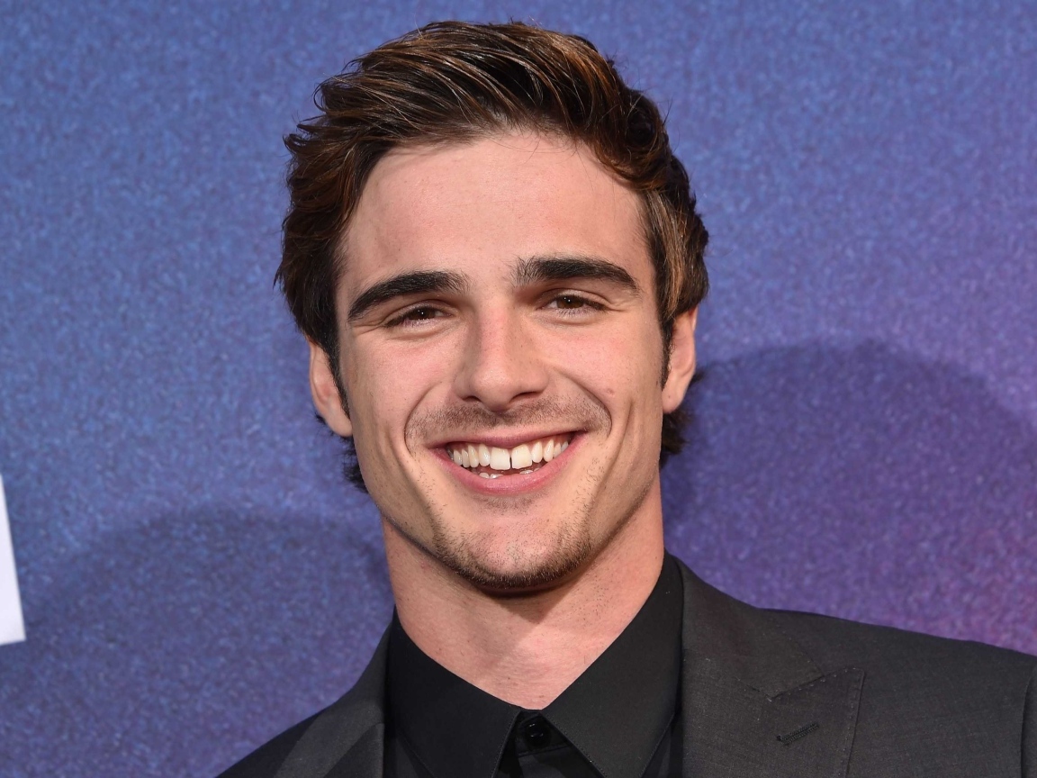 Улыбающийся молодой актер Джейкоб Элорди