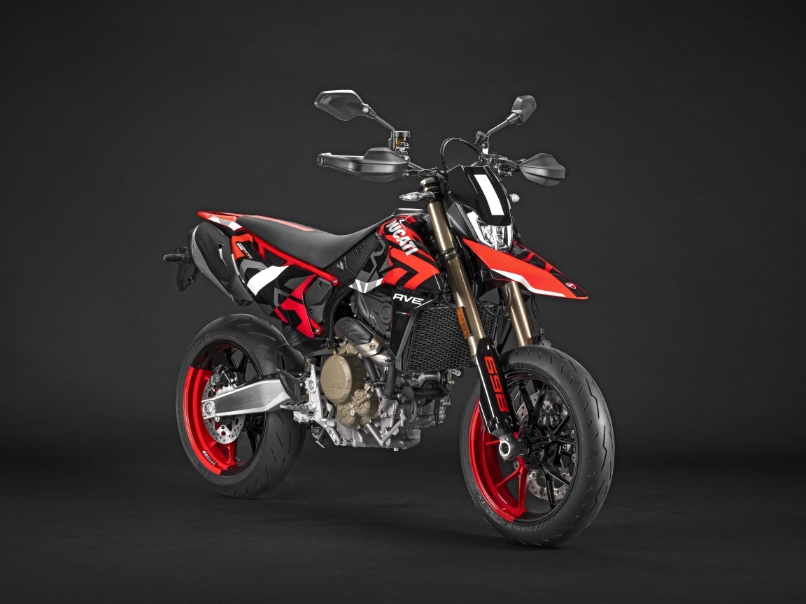 Мотоцикл Ducati Hypermotard 698 на черном фоне