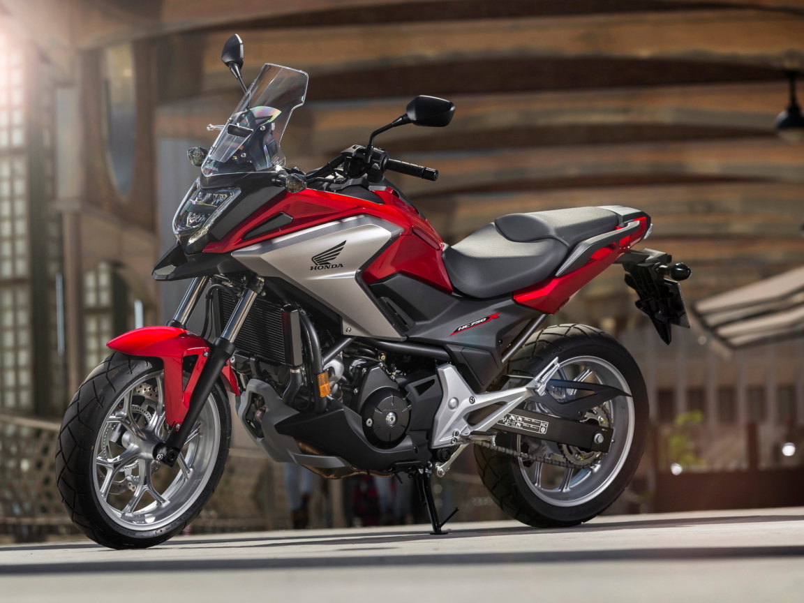 Красный мотоцикл  honda nc750x, 2024