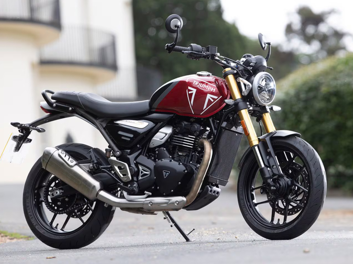 Мотоцикл Triumph Speed 400 на улице