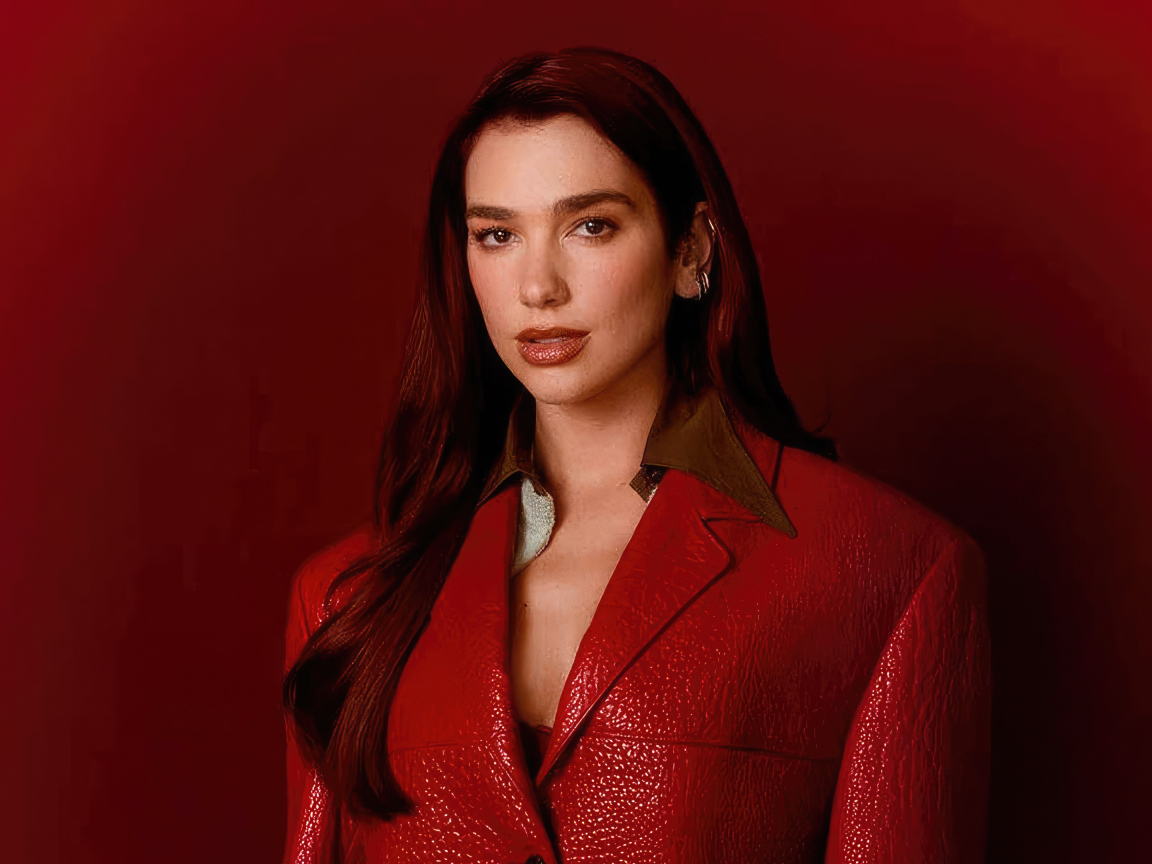 Красивая певица Дуа Липа на красном фоне