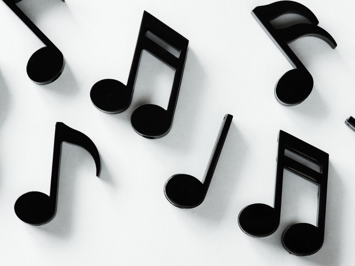 Черные ноты на белом фоне