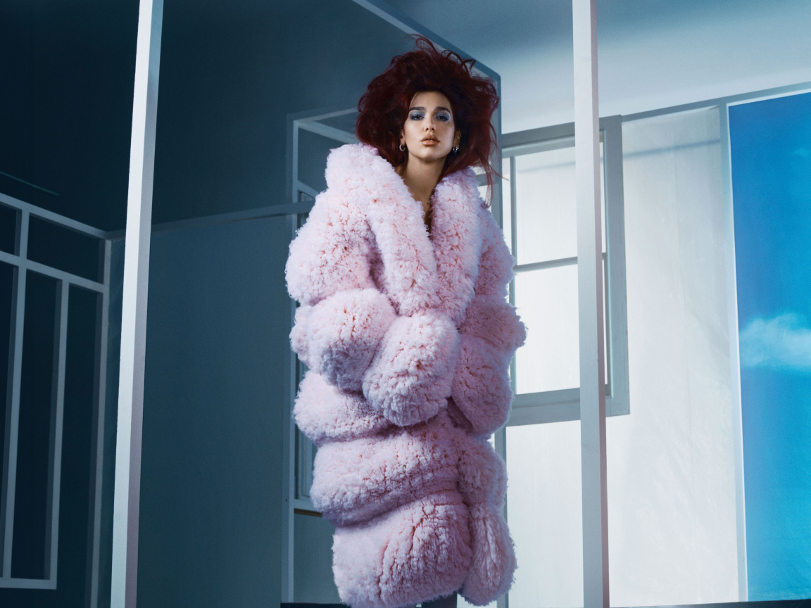 Яркая певица Дуа Липа в розовой шубе