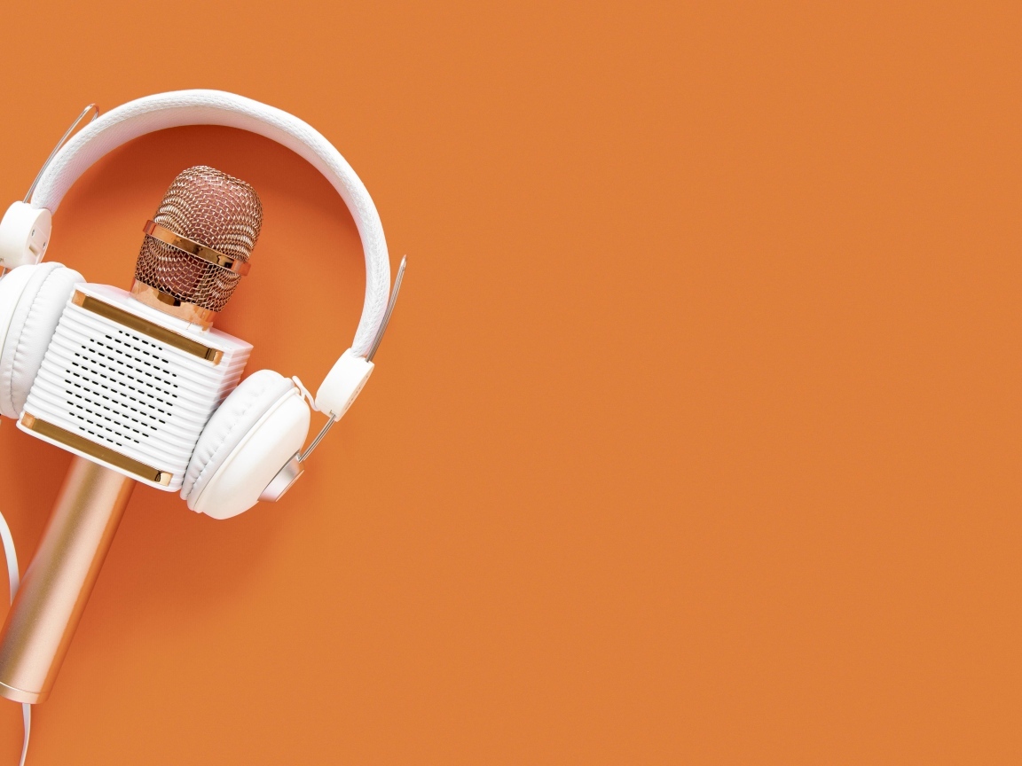 Радио микрофон и наушники на оранжевом фоне