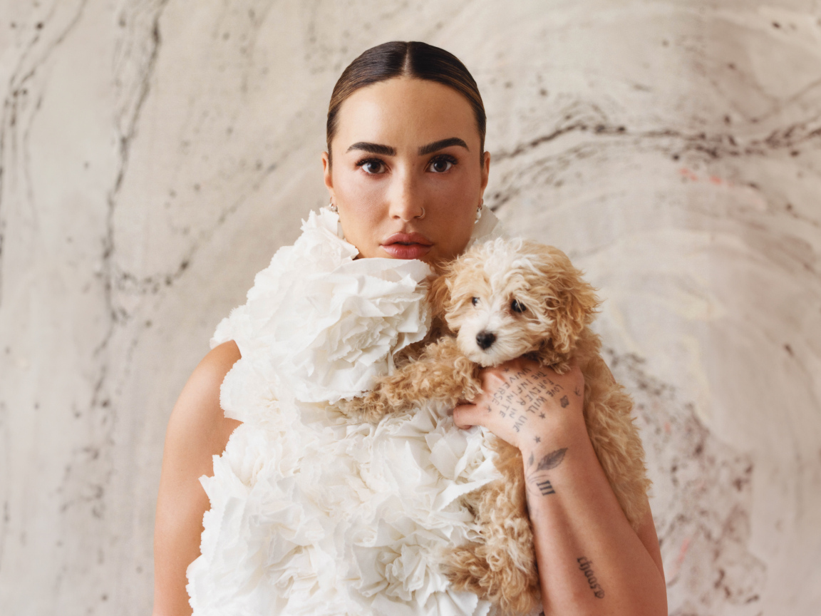 Певица Деми Ловато в белом платье с собакой
