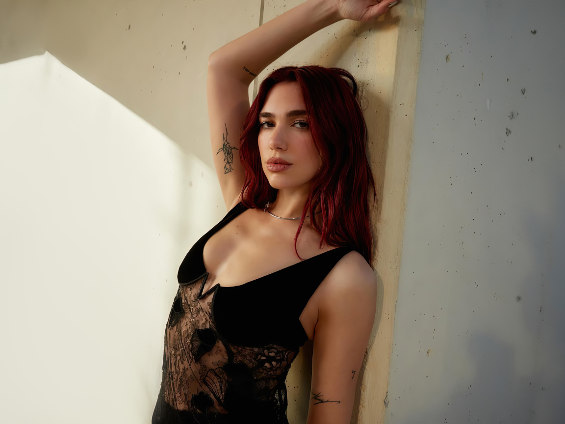 Певица Дуа Липа стоит у стены