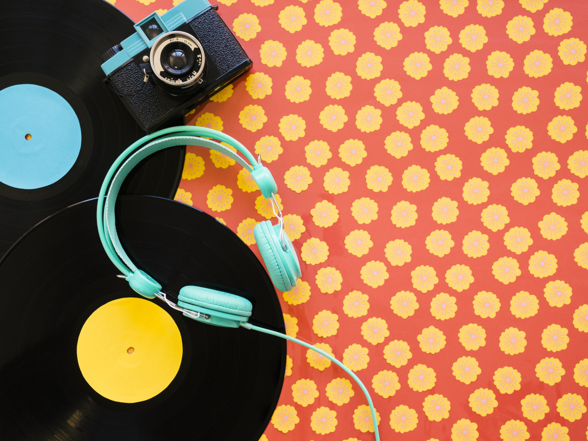 Виниловые пластинки с наушниками и фотоаппаратом