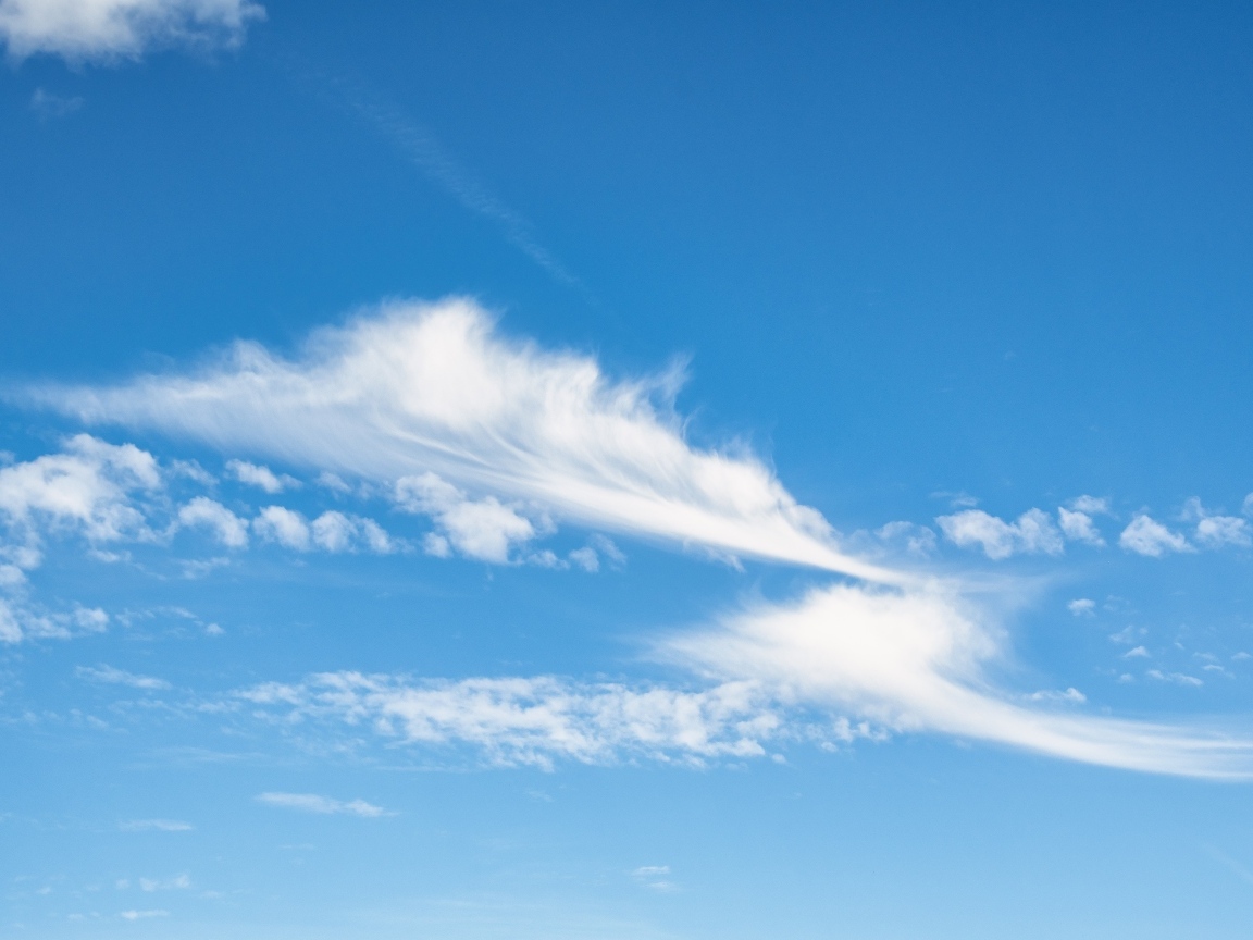 Красивое голубое ясное небо с белыми облаками