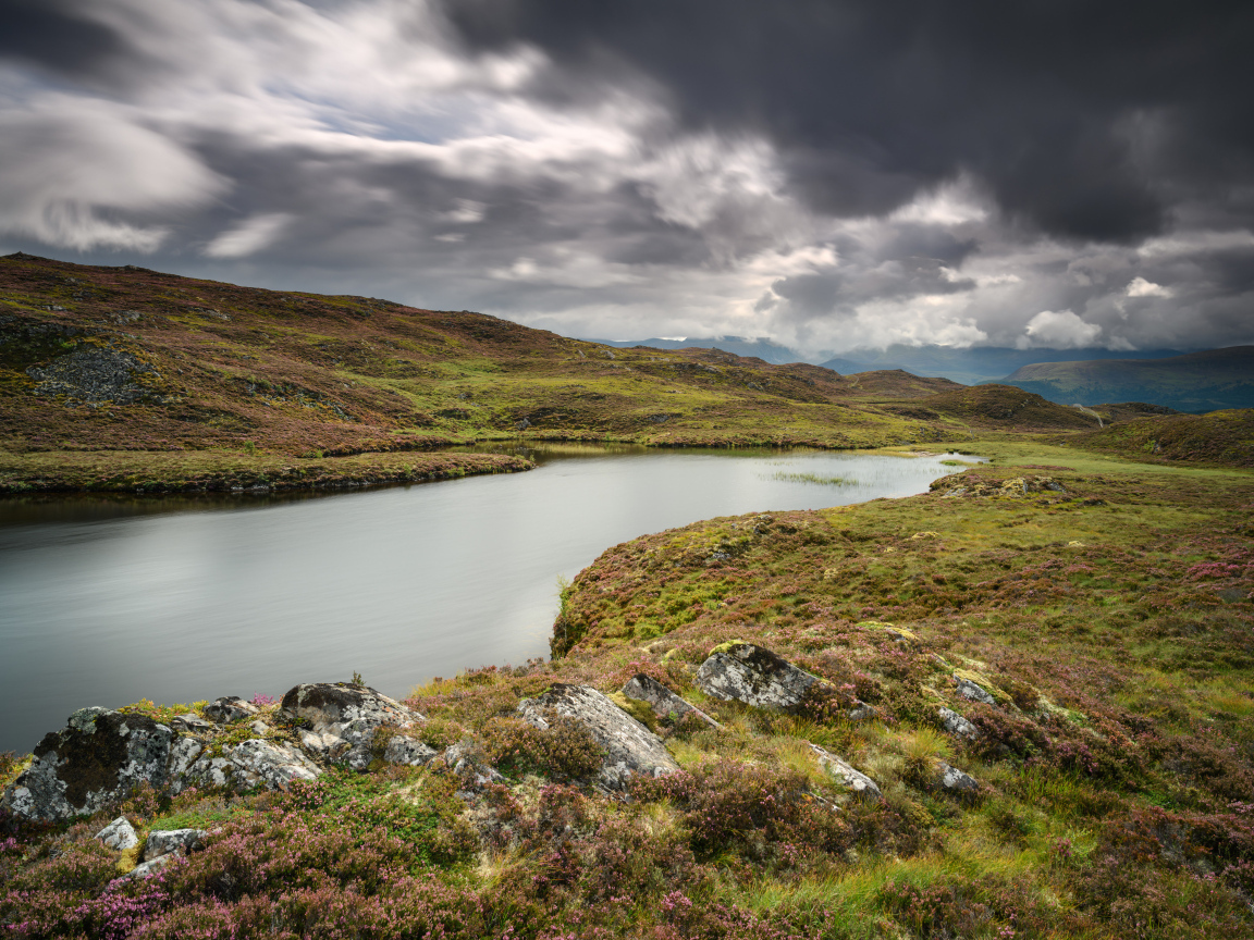 Густые грозовые облака над рекой 