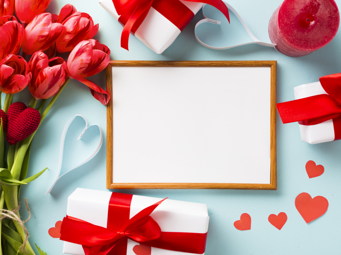 Красивый шаблон поздравительной открытки с цветами и подарками на голубом фоне