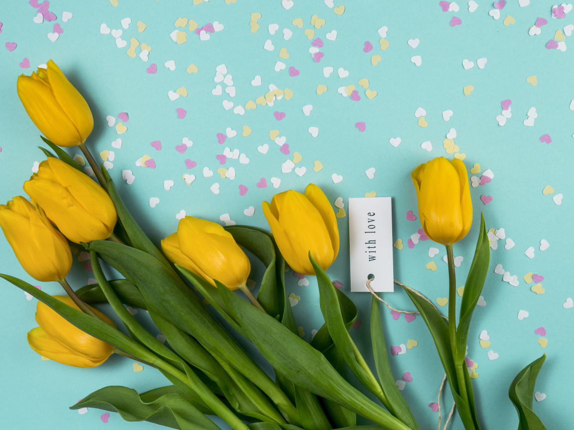 Букет желтых тюльпанов с маленькими сердечками на голубом фоне