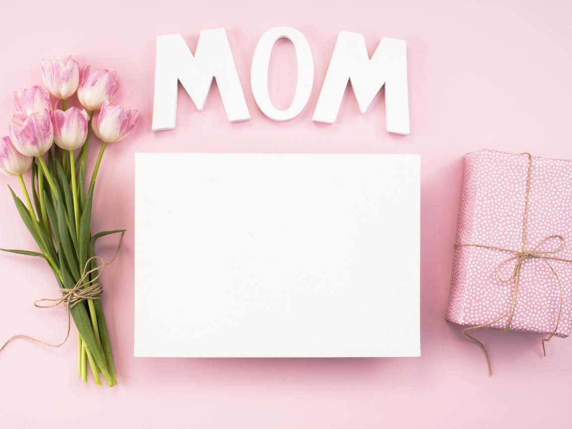 Шаблон открытки для мамы на розовом фоне с тюльпанами