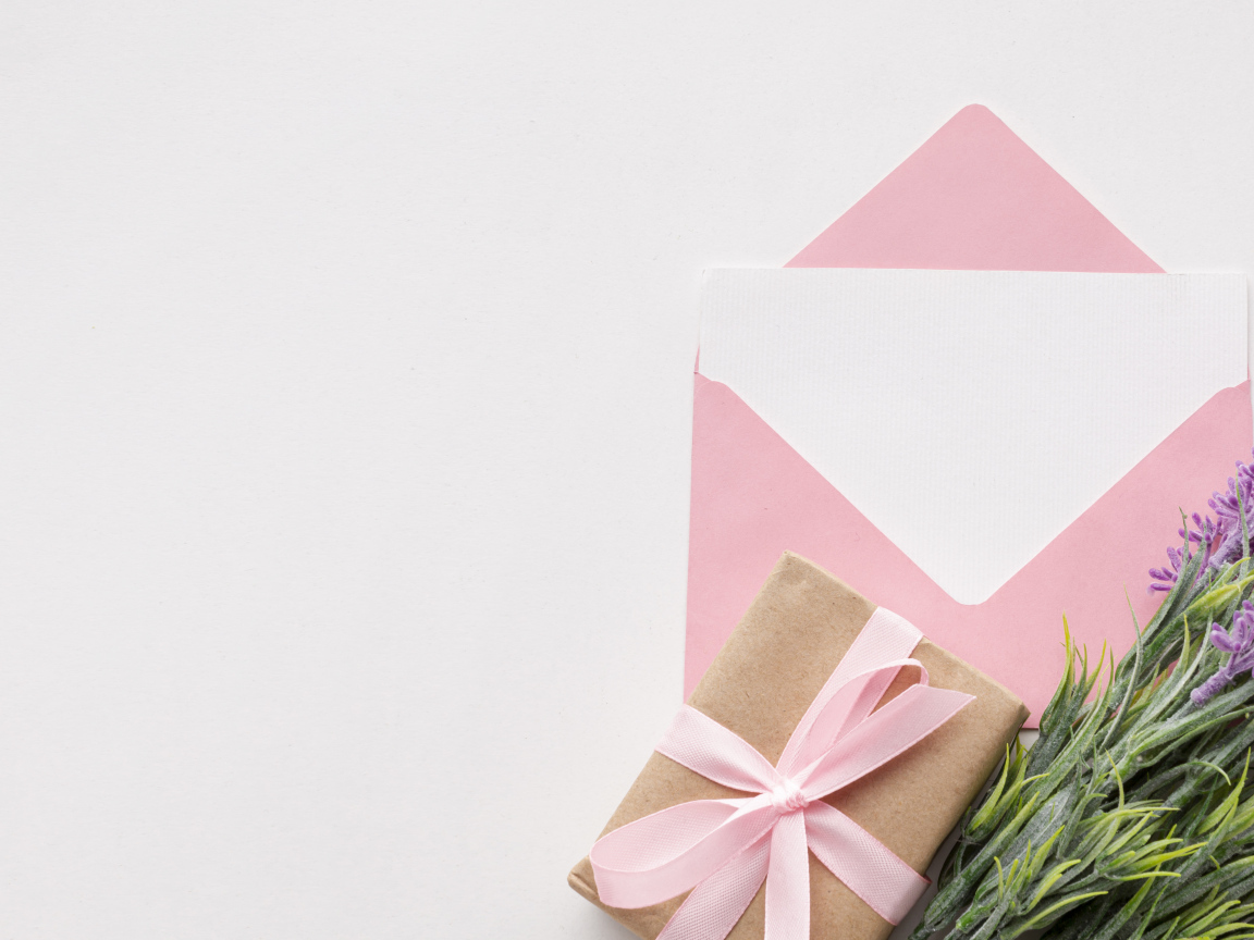 Конверт с цветами и подарком на белом фоне