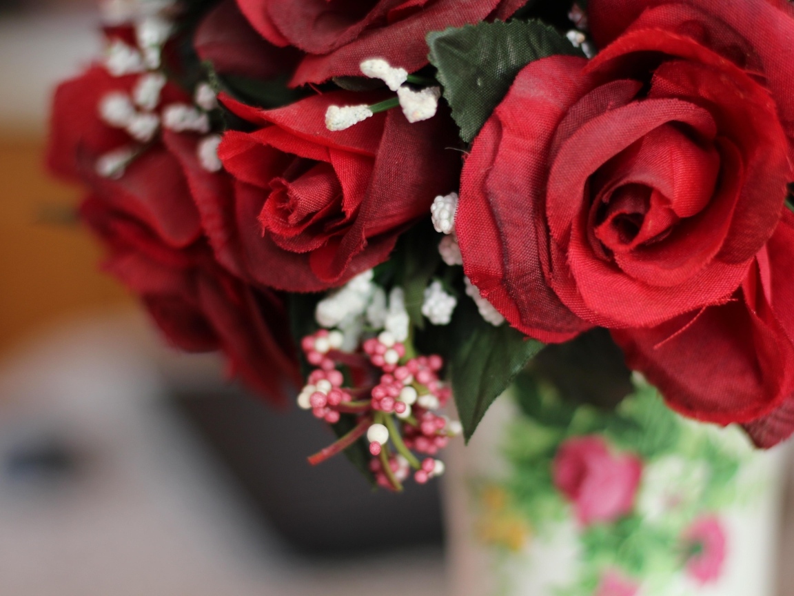 Красные искусственные розы на столе