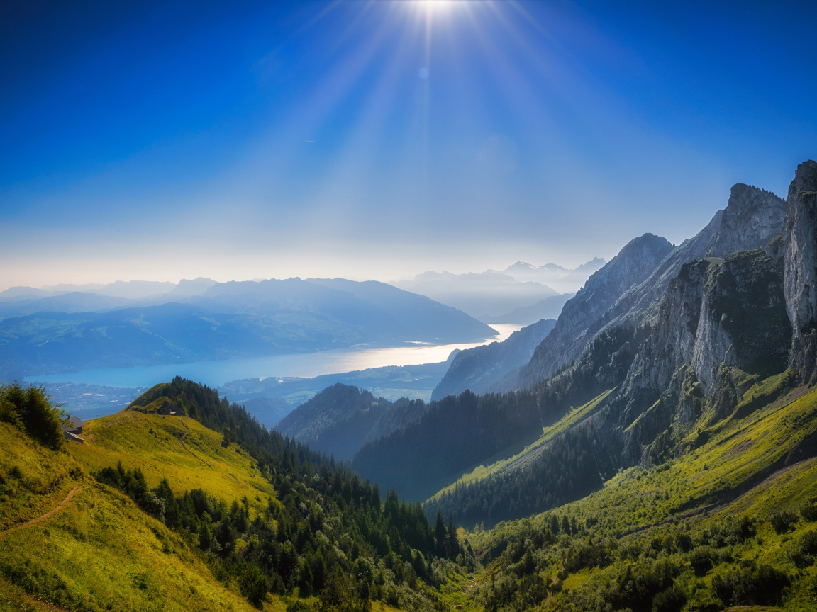 Красивый вид на Швейцарские Альпы в лучах солнца