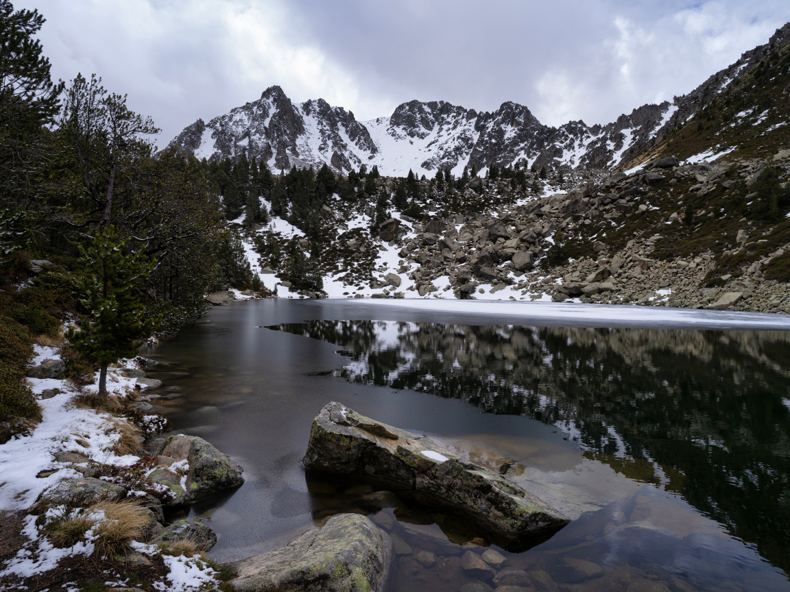 Заснеженные горы у холодной реки, Андорра