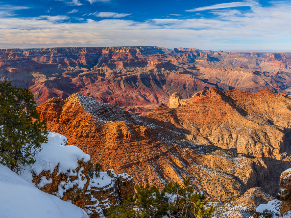 Вид на скалы Гранд-Каньон парка в лучах солнца
