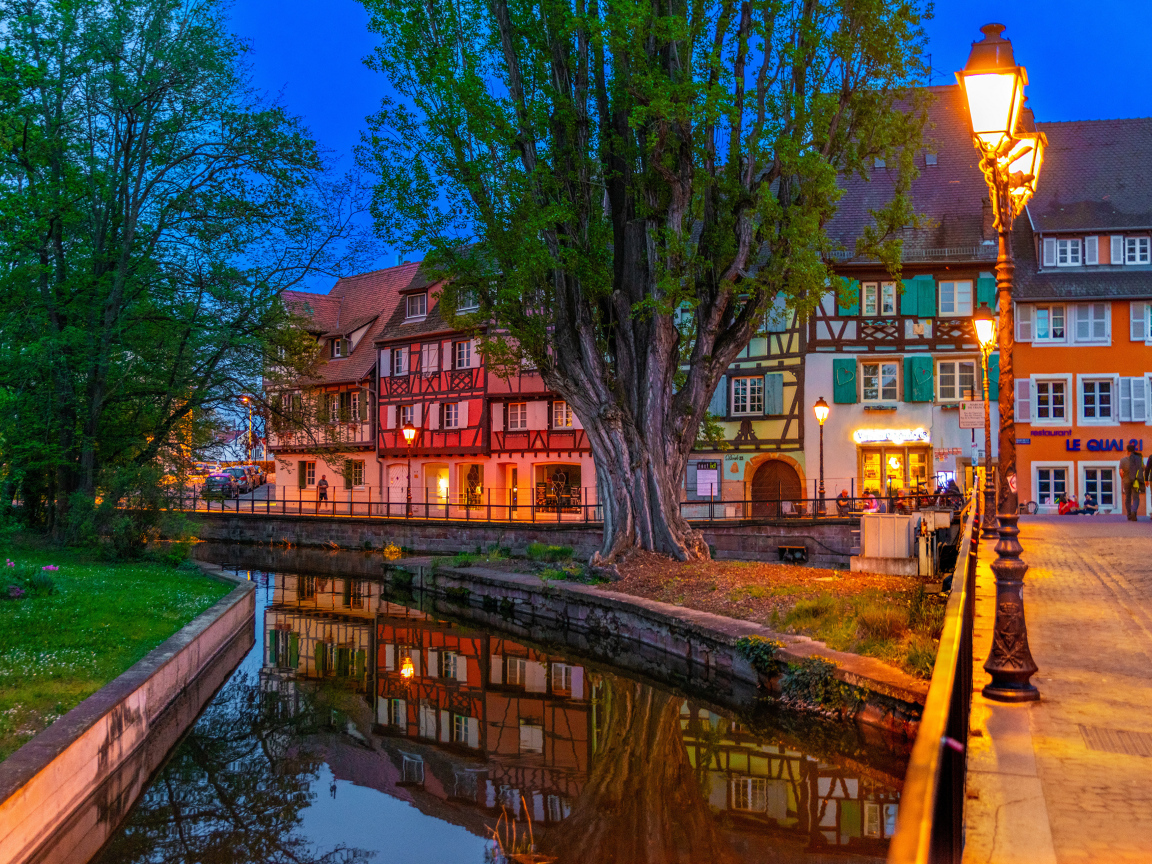 Разноцветные дома у водного канала вечером