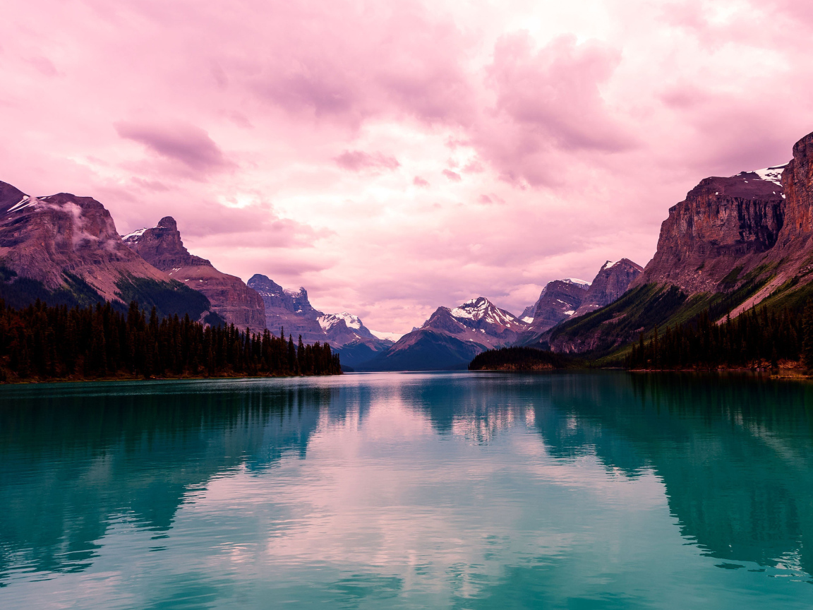 Голубая вода в озере в горах 