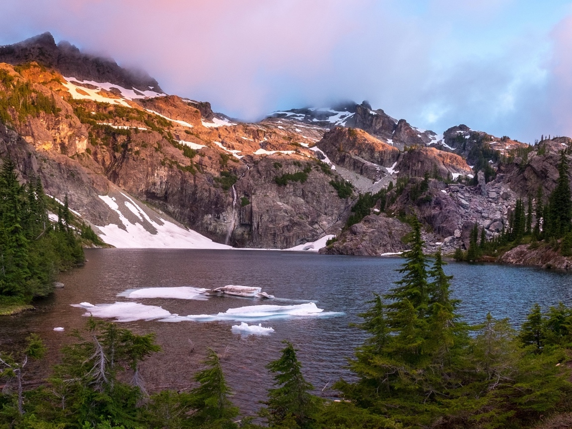 Лед в воде горного озера весной