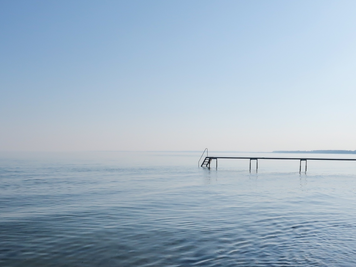 Мост в море в тумане