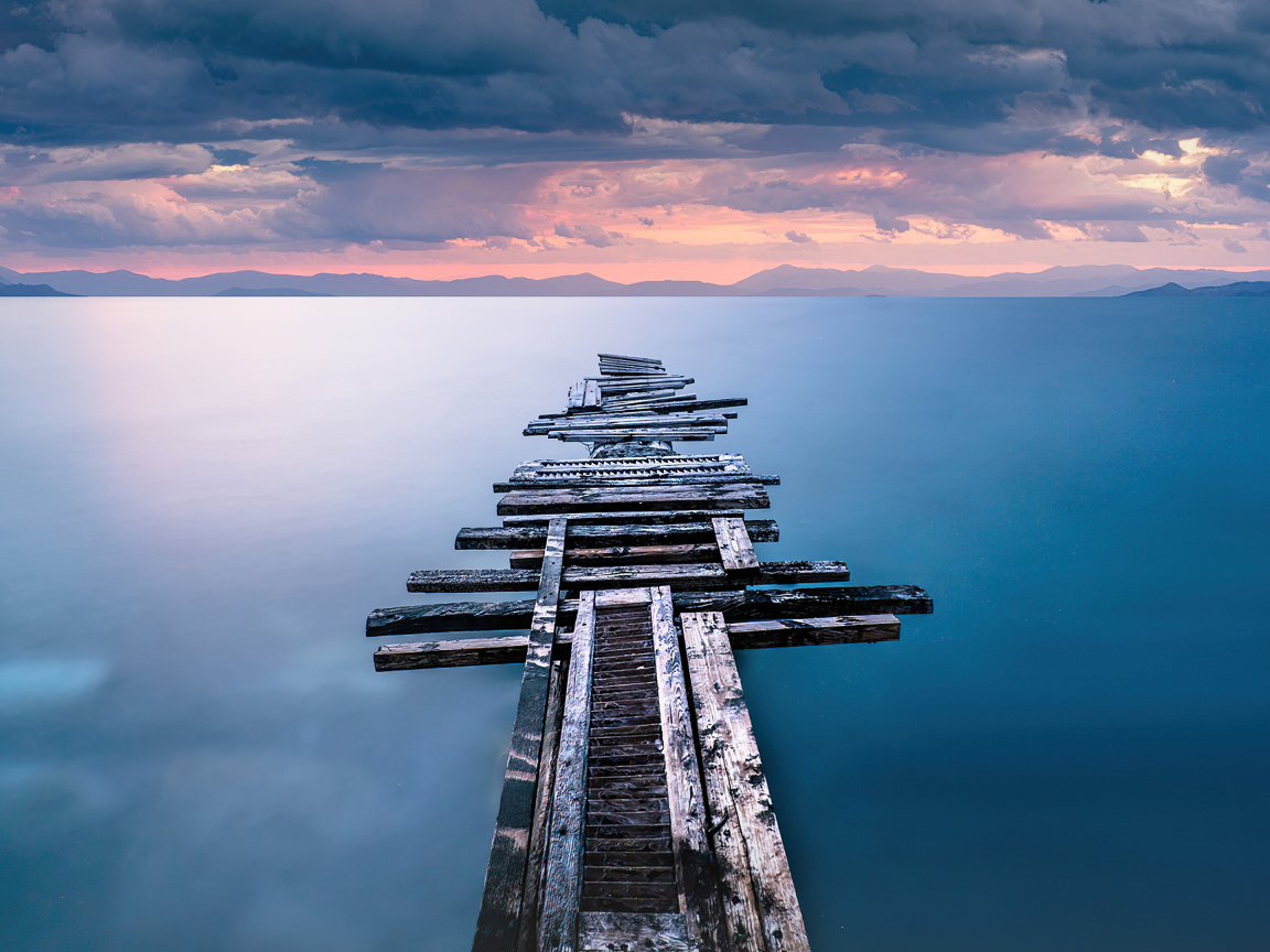 Старый разрушенный мост на берегу океана