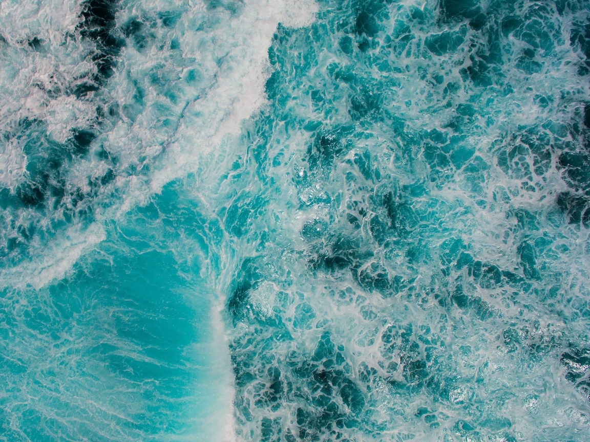 Бушующая голубая вода океана вид сверху