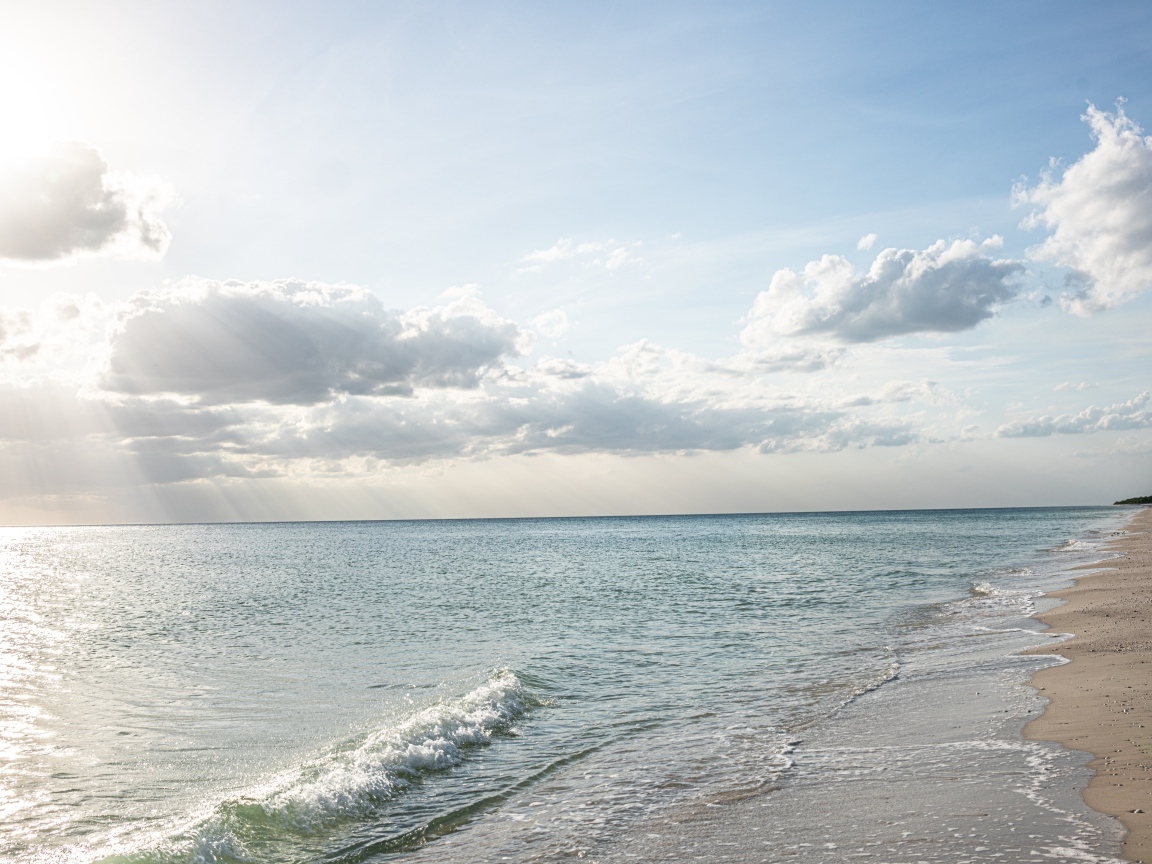 Белые облака над спокойным морем летом