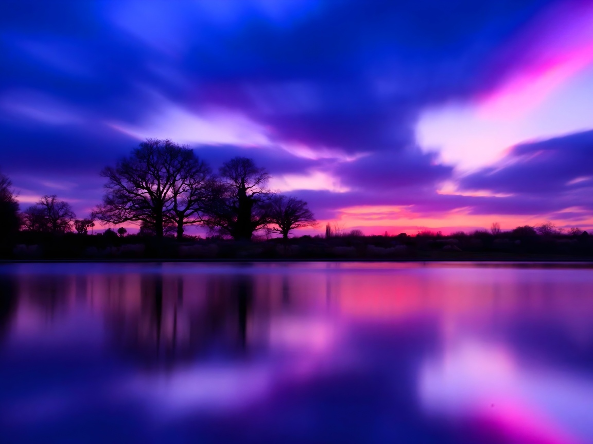 Красивый фиолетовый закат над озером