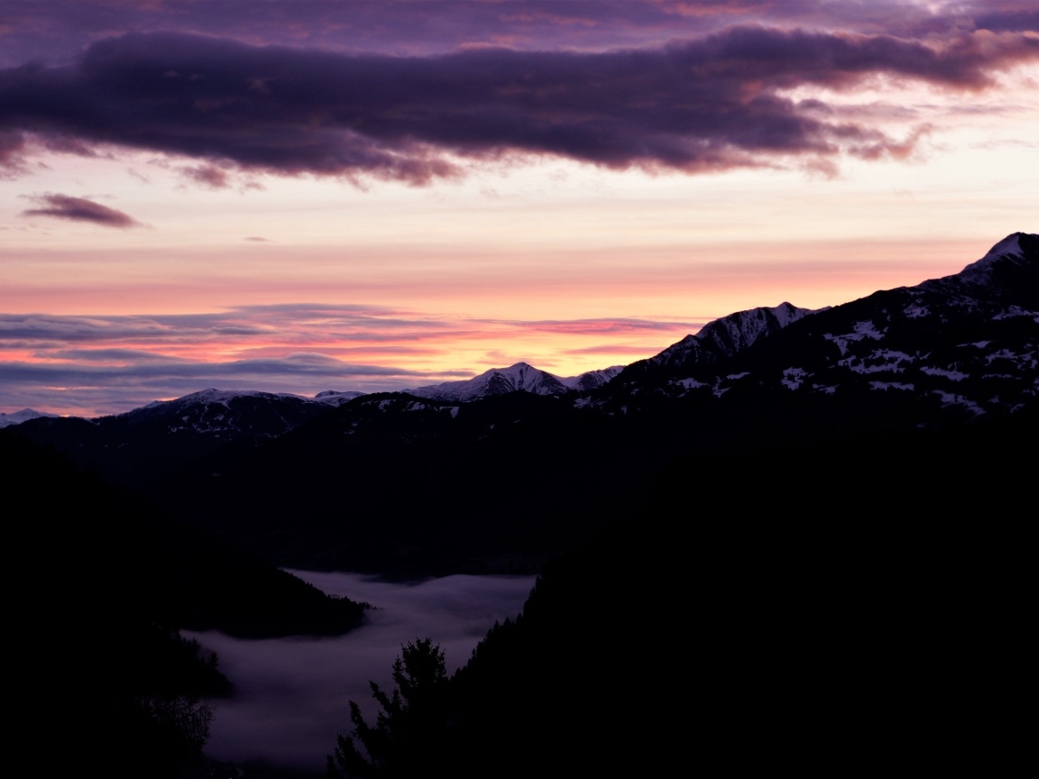 Розовый закат над покрытыми снегом горами