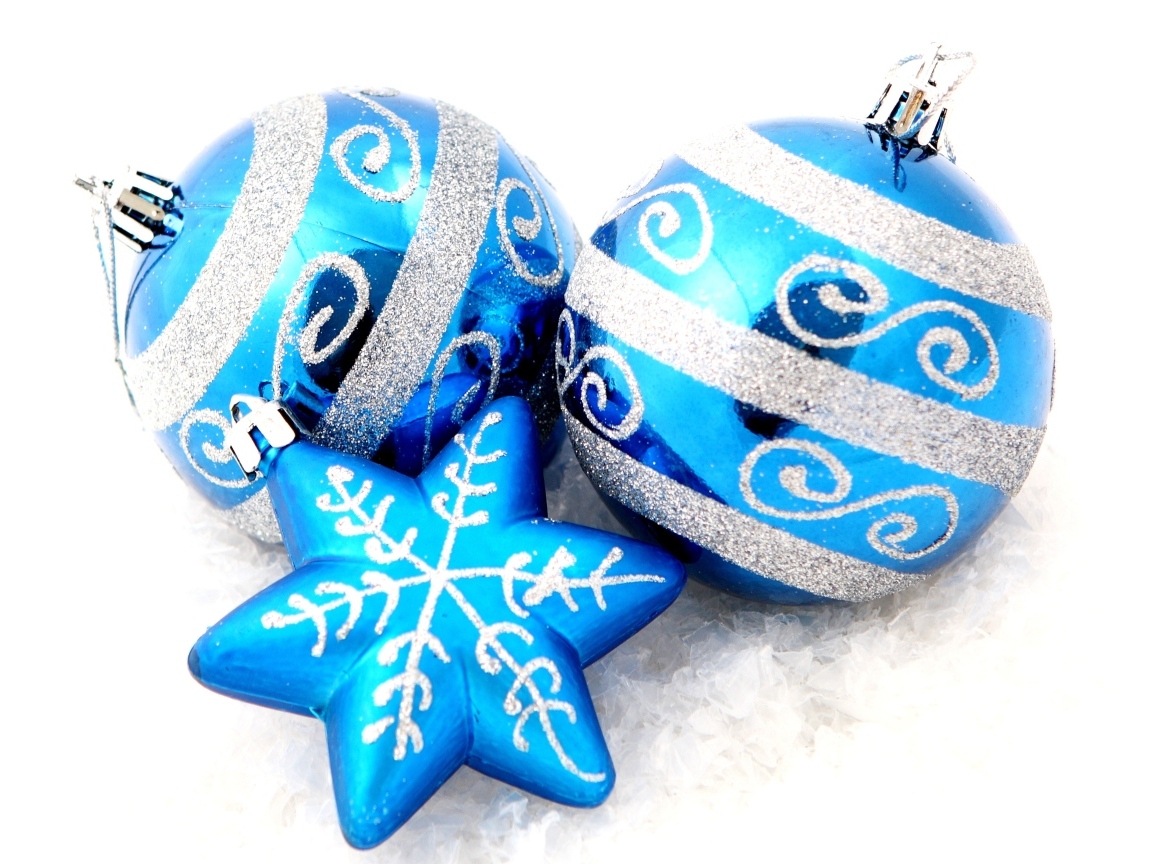 Два синих шарика и снежинка на белом фоне на новый год 2025