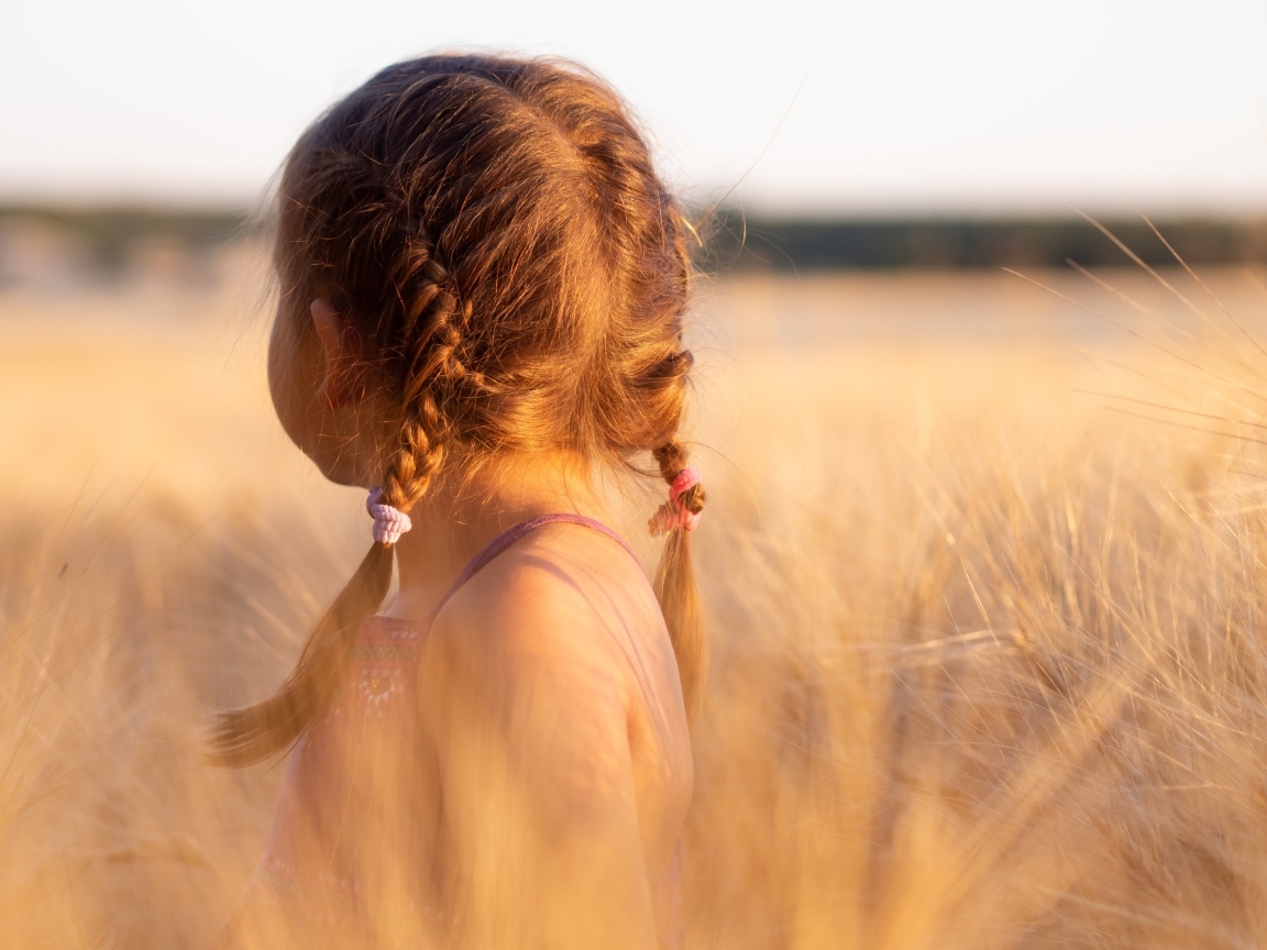 Косы на голове у маленькой девочки