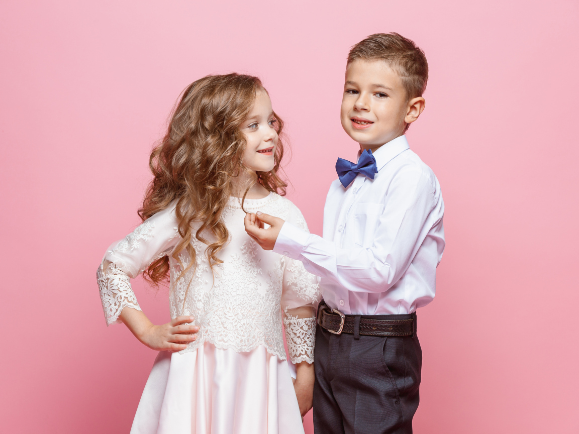 Пара мальчик и девочка на розовом фоне