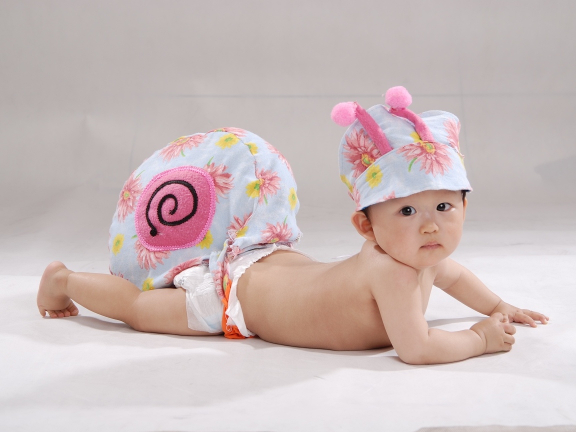 Милый азиатский ребенок в костюме гусеницы