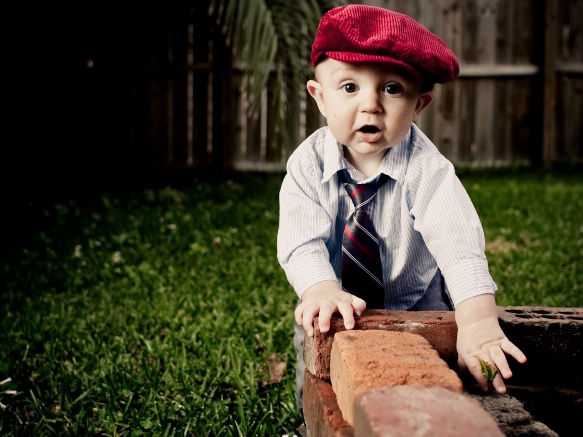 Смешной маленький мальчик в красной кепке