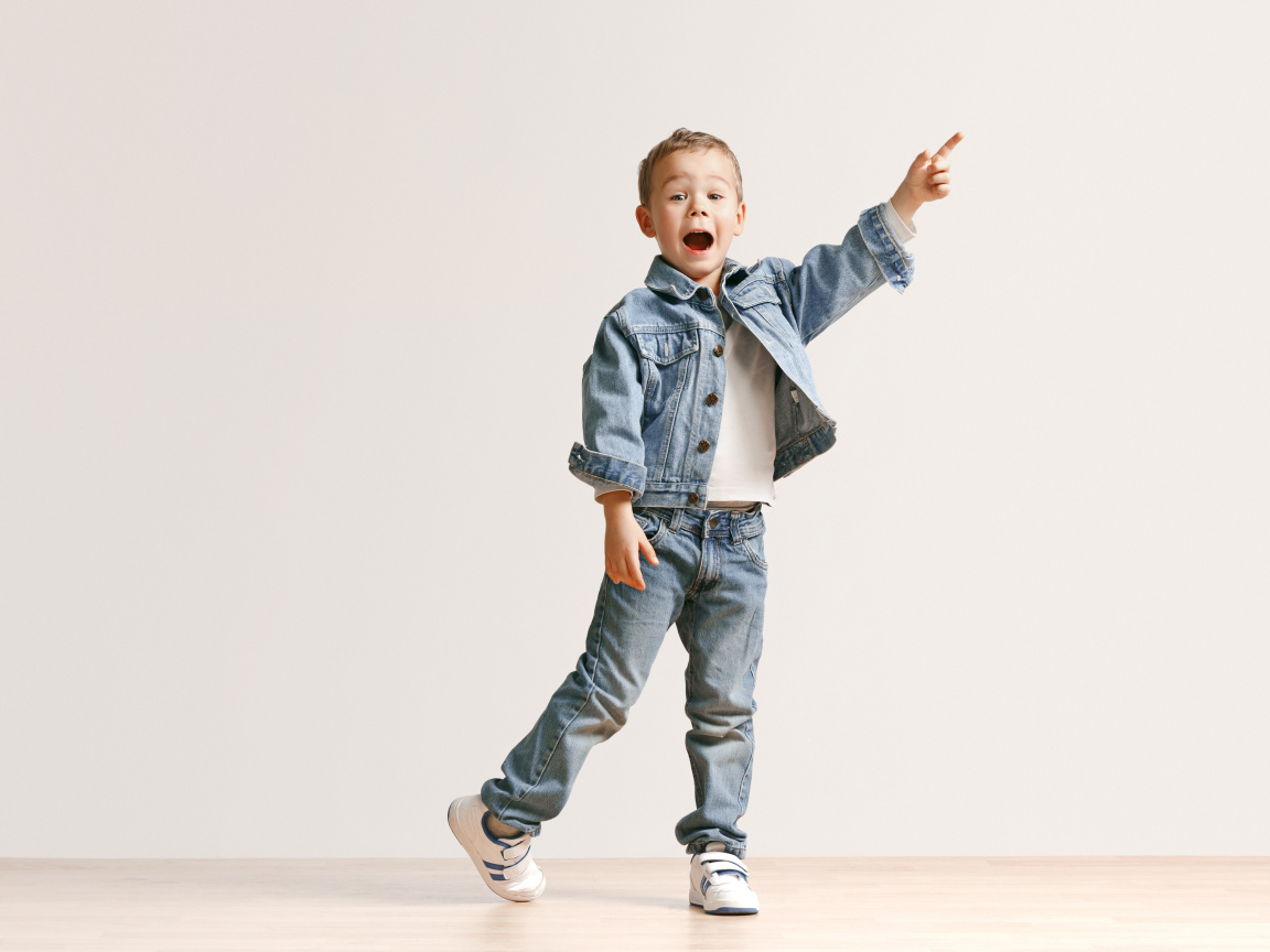 Маленький мальчик в джинсовом костюме