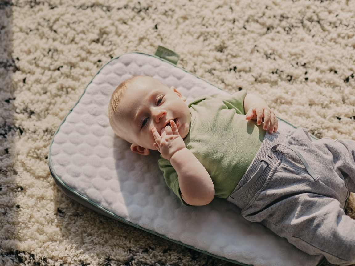 Маленький мальчик лежит на полу