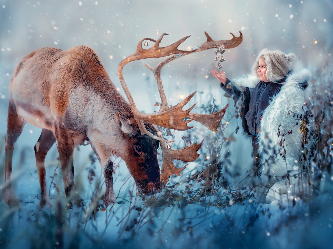 Маленький мальчик с оленем на природе зимой