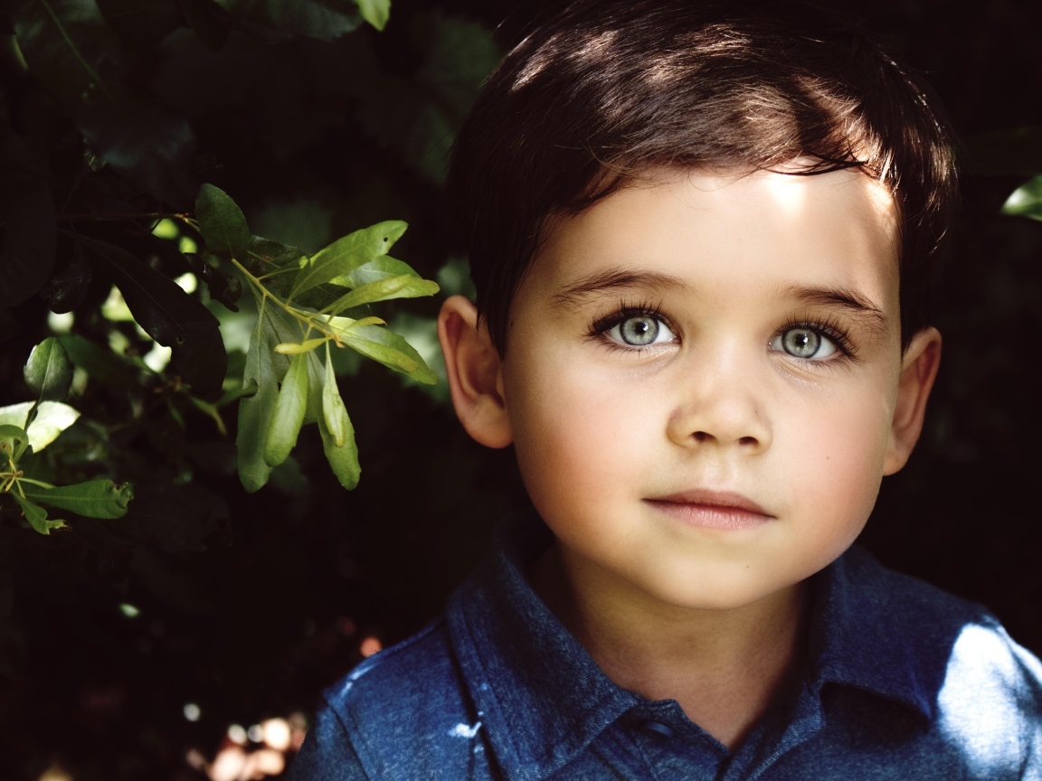 Маленький мальчик с красивыми большими глазами