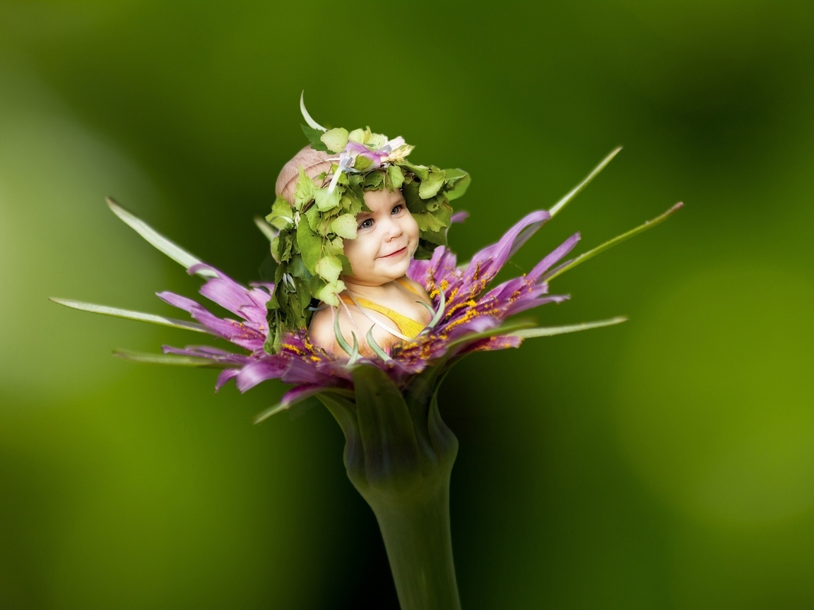 Маленькая девочка в красивом цветке