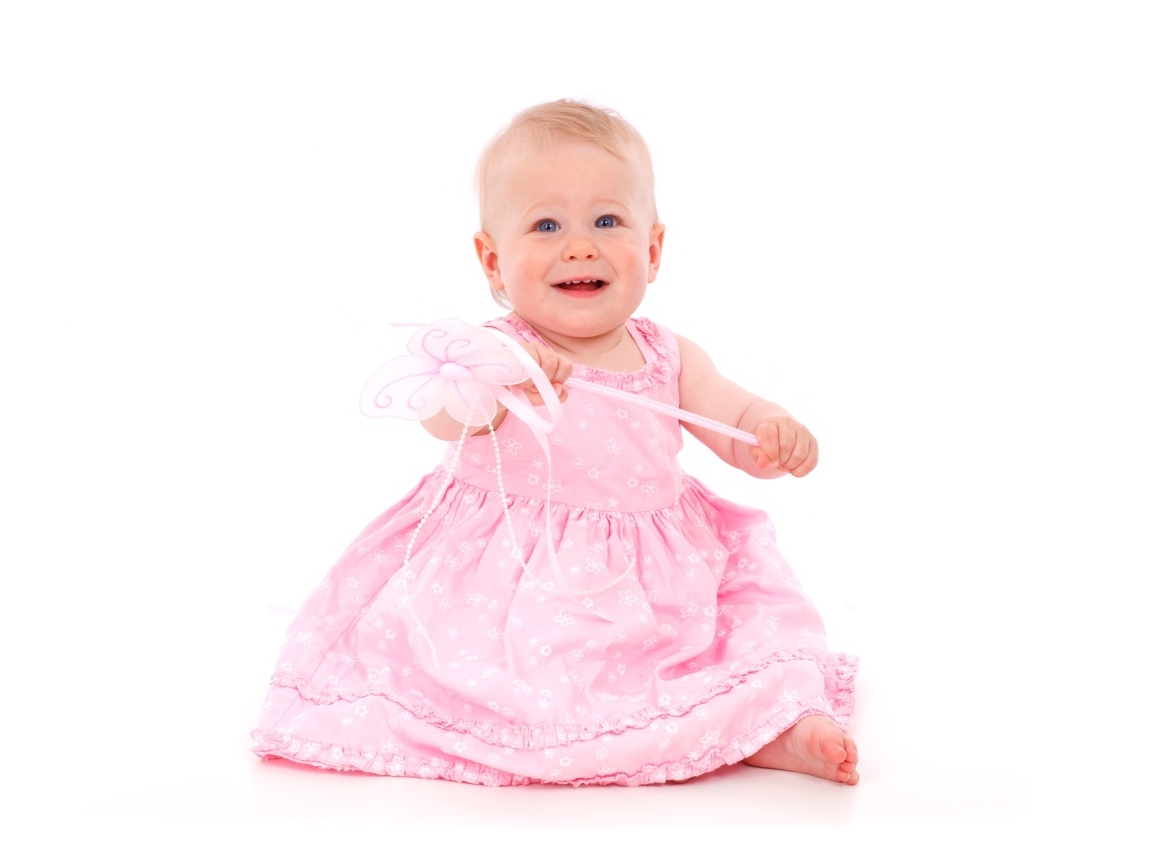 Маленькая девочка в розовом платье на белом фоне