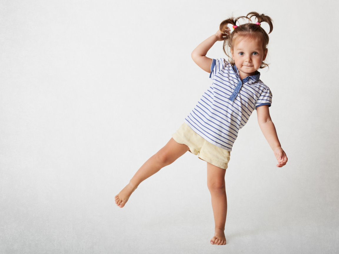 Маленькая девочка на сером фоне