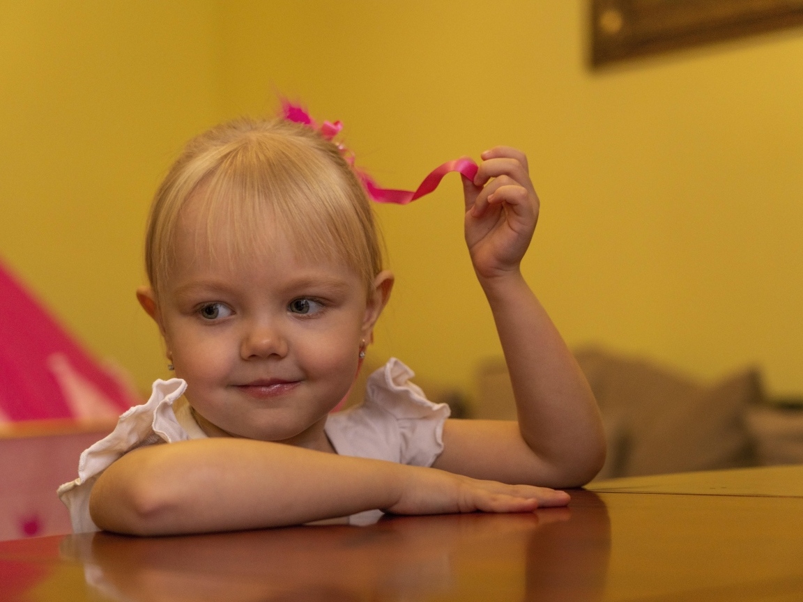 Нежная маленькая девочка с лентой в волосах