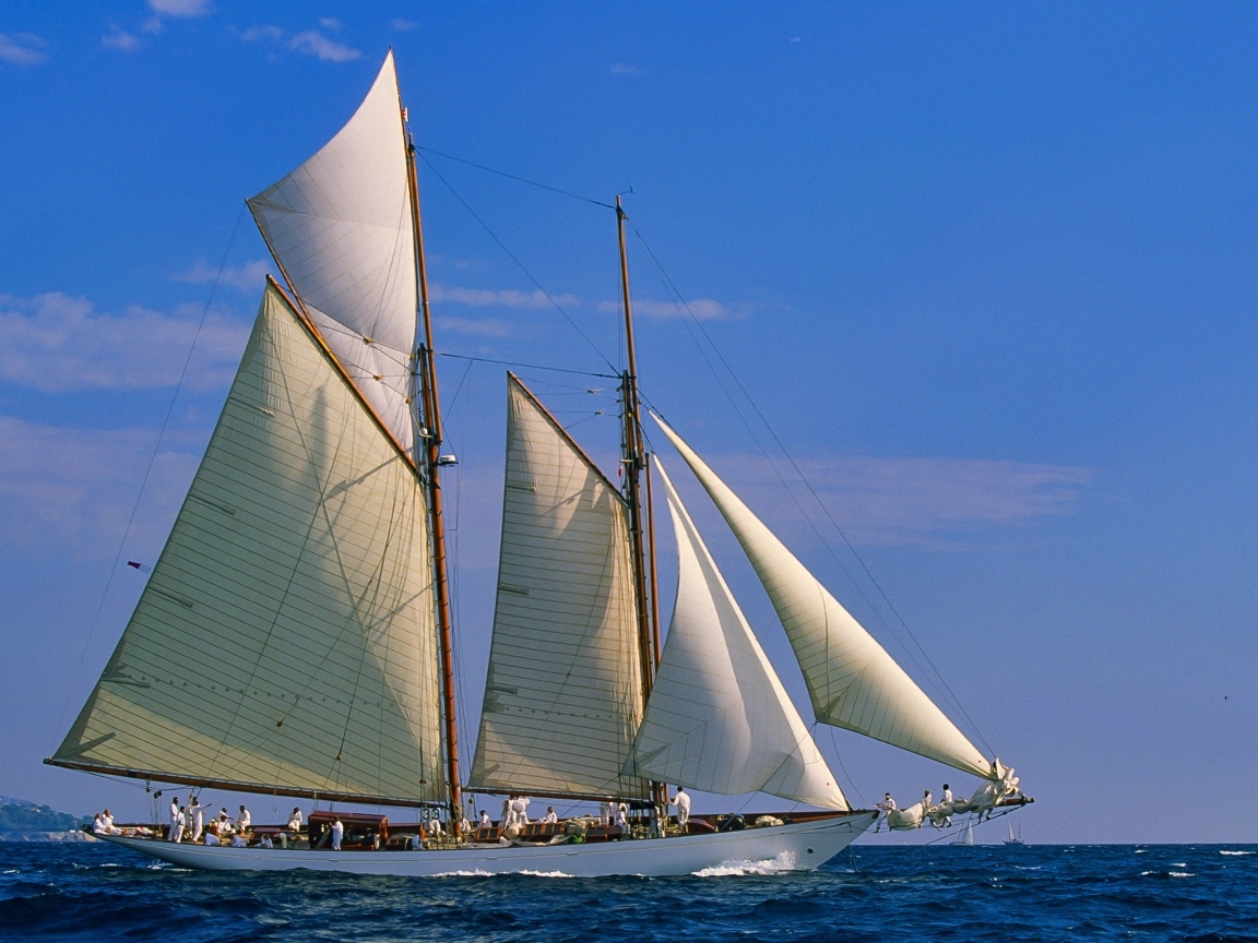 Большое парусное судно с пассажирами в море