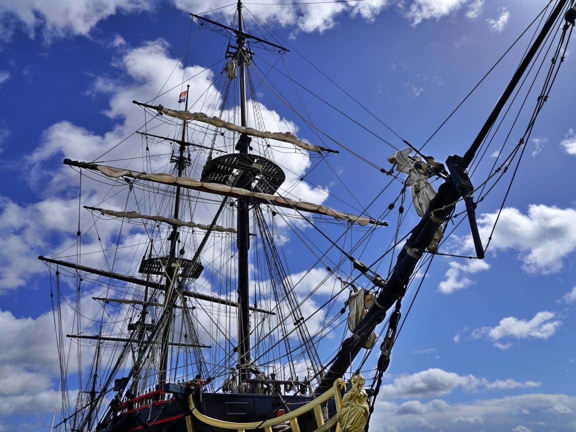 Большая трехмачтовая парусная яхта на фоне неба